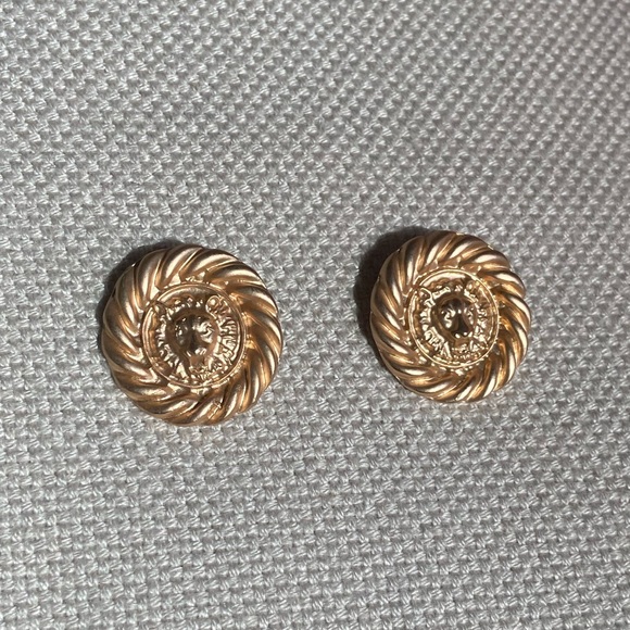 Golden matte lion coin earrings - Picture 5 of 5